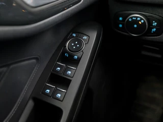 Ford Focus Automaat (APPLE CARPLAY, GROOT NAVI, STUUR/STOELVERWARMING, SPORTSTOELEN, LANE ASSIST, CAMERA, GETINT GLAS, NIEUWE APK, NIEUWSTAAT) - afbeelding nr 24