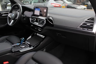 BMW iX3 BMW iX3 High Executive 80 kWh / SoH 99% / Trekhaak / Panoramadak / 360Camera / Head-up / 20'' / Leder / Harman Kardon / Sfeerverlichting / Dodehoek / DAB / Stoelverwarming / ACC - afbeelding nr 14