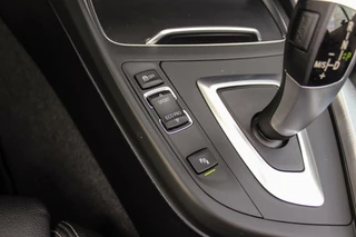 BMW 2 Serie ➡️ BMW 2-serie Cabrio 218i F23 Executive | 2e eigenaar | Origineel | Sportstoelen | Stoelverwarming | DAB | Harman-kardon | Stuurverwarming | PDC | Cruise control | Climate control | - afbeelding nr 28