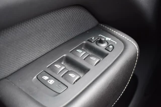 Volvo XC60 Volvo XC60 2.0 T8 Twin Engine AWD R-Design | Pano | Winterpakket | Trekhaak | Camera | - afbeelding nr 26