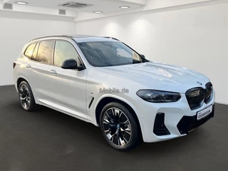 BMW iX3 TREKH, H&K Sound, MEM, 20-inch LMV ** € 23.900,= onder NP - BMW GAR t/m 04-2029 ** ** INFORMEER OOK NAAR ONZE AANTREKKELIJKE FINANCIAL-LEASE TARIEVEN ** - afbeelding nr 1