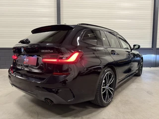 BMW 3 Serie BMW 3 Serie Touring 330e xDrive M-Sport PANO/LASER/360CAMERA/ADAPTIVE M-ONDERSTEL/ACC/LEER-ALCANTARA/19