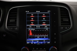 Renault Mégane Renault Mégane 1.3 TCe Limited | Carplay | Camera | Navigatie |  Sfeerverlichting | Keyless | Climate control | Cruise control | Parkeerhulp - afbeelding nr 19