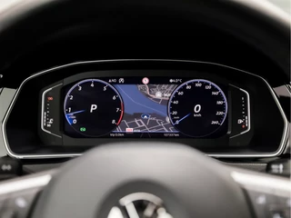 Volkswagen Passat 150Pk Automaat (PANORAMADAK, APPLE CARPLAY, DIGITAL COCKPIT, LUXE LEDEREN SPORTSTOELEN, 360 CAMERA, STOELVERWARMING, ZWART HEMEL, ADAPTIVE CRUISE, NIEUWSTAAT) - afbeelding nr 22