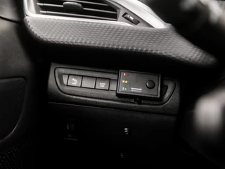 Peugeot 2008 Automaat (APPLE CARPLAY, NAVIGATIE, CAMERA, CLIMATE, CRUISE, SPORTSTOELEN, PARKEERSENSOREN, NIEUWE APK, NIEUWSTAAT) - afbeelding nr 24