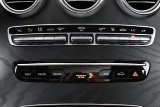 Mercedes-Benz C-Klasse Mercedes-Benz C-klasse 300e AMG | Panoramadak | Stoelverwarming |  360 camera | Trekhaak | Carplay | Dodehoek detectie | Matrix LED | Navigatie | Half leder - afbeelding nr 15