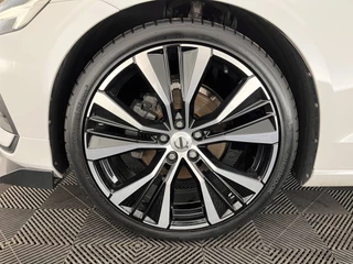 Volvo V60 Volvo V60 2.0 D4 Momentum Maxton-Design *FULL-LED | LEATHER-MICROFIBRE | DIGI-COCKPIT | NAVI-FULLMAP | HEATED-COMFORTSEATS | ECC | PDC | CRUISE | LANE-ASSIST | CARPLAY | 20''ALU * - afbeelding nr 24