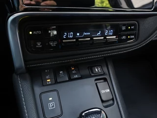 Toyota Auris Toyota Auris Touring Sports 1.8 Hybrid Executive | Half Leder | Park-Assist | LED Koplampen - afbeelding nr 19