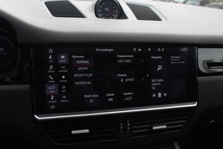 Porsche Cayenne Porsche Cayenne Coupé 3.0 / Trekhaak / Panoramadak / Camera / Luchtvering / 22'' / Bose / Stoelventilatie / Sportchrono / Stoelverwarming / DAB / ACC - afbeelding nr 24