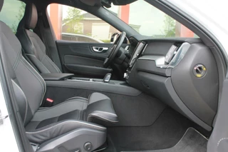 Volvo XC60 Volvo XC60 T6 Recharge AWD R-Design | Panoramadak | Parkeercamera | HUD | Pilot Assist | BLIS | Stoelverwarming | Trekhaak | Glossy Black | Keyless - afbeelding nr 23