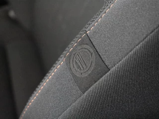 Toyota C-HR Toyota C-HR 1.8 Hybrid 140 First Edition | Parkeersensoren V+A | BLS | Elect - afbeelding nr 36