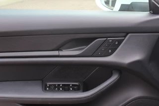 Porsche Taycan Porsche Taycan Performance 84 kWh / Panoramadak / 360Camera / Luchtvering / 20'' / Dodehoek / Stuurverwarming / Getint glas / Stoelverwarming / Warmtepomp - afbeelding nr 18
