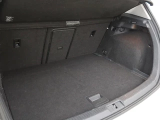 Volkswagen Golf Volkswagen Golf 1.0 TSI Business Edition Connected | Automaat |  Camera | Navigatie | Trekhaak | Climate control | Sportstoelen | Cruise control | Parkeerhulp | Bluetooth - afbeelding nr 26