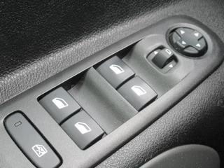 Citroën Berlingo Citroën Berlingo 1.2 PureTech Feel, Automaat / Carplay + Android Auto / Trekhaak / Camera / Navigatie / 16' LMV - afbeelding nr 8