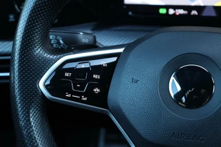 Volkswagen Golf Volkswagen Golf 8 1.5 eTSI / 3x R-Line / DSG / DAB / CarPlay / Navi / 150pk / LED / 18