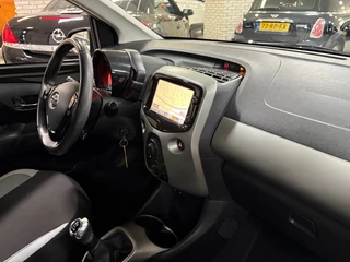 Toyota Aygo Toyota Aygo 1.0 VVT-I X-PLAY Navigatie Airco Camera Apple carplay Multimedia - afbeelding nr 2