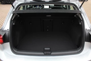 Volkswagen Golf Volkswagen Golf 1.5 eTSI Style / Camera / Head-up / Virtual Cockpit / Leder&Alcantara / 17'' / Keyless / ACC / DAB / Full LED / Stoelverwarming - afbeelding nr 16