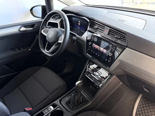 Volkswagen Touran Volkswagen Touran 1.5 TSI 150PK 7P CARPLAY NAVI CAMERA LED ELEK.KLEP VIR.COCKPIT DODE.HOEK DET. STOELVERW KEYLESS 7P 7PERS 10/2024 