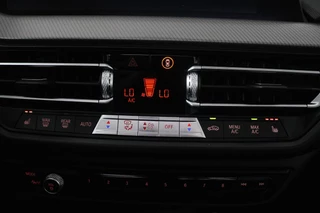 BMW 2 Serie BMW 2-serie Gran Coupé 218i Executive Edition (PANORAMADAK, ACHTERUITRIJCAMERA, PARKEERSENSOREN, STOELVERWARMING, AUTOMAAT) - afbeelding nr 12