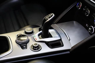 Alfa Romeo Stelvio Alfa Romeo STELVIO 2.0 T AWD 6C Villa d'Este / Acc / Lane Assist / HK / Dode Hoek / Camera / Open Panoramadak / Led / Pdc / 20 Inc - afbeelding nr 18