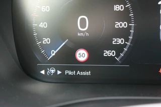 Volvo XC60 Volvo XC60 T6 Recharge AWD R-Design | Panoramadak | Parkeercamera | HUD | Pilot Assist | BLIS | Stoelverwarming | Trekhaak | Glossy Black | Keyless - afbeelding nr 13