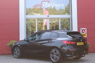 BMW 1 Serie BMW 1-serie 118i 140PK AUTOMAAT EXECUTIVE EDITION | PANORAMISCH SCHUIF/KANTELKDAK | AFNEEMBARE TREKHAAK | DRAADLOZE TELEFOONLADER | DRAADLOZE APPLE CARPLAY/ANDROID AUTO | NAVIGATIE | ACHTERUITRIJ CAMERA | PARKEERSENSOREN VOOR EN ACHTER | CRUISE CONTROL | FULL LED KOPLAMPEN | CLIMATE CONTROL | ALL SEASON BANDEN | 17