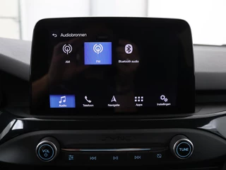 Ford Focus Ford Focus 1.0 EcoBoost ST Line | Stoel & stuurverwarming |  Camera | Trekhaak | Climate control | Carplay | Navigatie | Cruise control - afbeelding nr 17