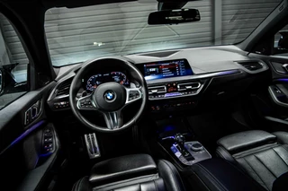 BMW 1 Serie BMW 1-serie M135i xDrive High Executive Edition | Panodak | HUD | H&K | Leder | NL auto | - afbeelding nr 4