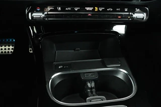 Mercedes-Benz A-Klasse Mercedes-Benz A-klasse 250e AMG Night | Panoramadak | Adaptive cruise |  Carplay | Stoelverwarming | Camera | Leder/Alcantara | Full LED | Sfeerverlichting | Navigatie - afbeelding nr 22