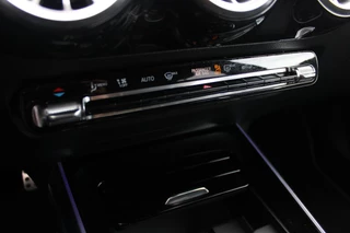 Mercedes-Benz B-Klasse Mercedes-Benz B-klasse 250e 218PK BUSINESS SOLUTION AMG NIGHT EDITION | NAVIGATIE | SFEERVERLICHTING | ACHTERUITRIJCAMERA | PARKEERSENSOREN VOOR / ACHTER | ALCANTARA / KUNSTLEDER BEKLEDING | VOORSTOELEN VERWARMBAAR | VERLICHTE INSTAPLIJSTEN | LICHTMETALEN AMG DUBBELSPAAKS VELGEN 18