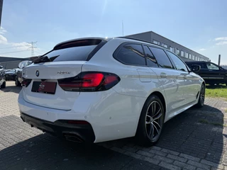 BMW 5 Serie PANO/HEAD-UP/ADAPTIVE-CHASSIS/ALCANTARA/CAMERA/LIVE-COCKPIT PRO/DAB/STANDKACHEL/SHADOW-LINE/18