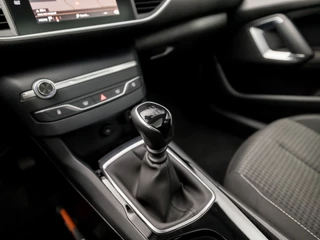 Peugeot 308 Peugeot 308 SW 1.2 PureTech Sport (PANORAMADAK, APPLE CARPLAY, GROOT NAVI, PARKEERSENSOREN, GETINT GLAS, SPORTSTOELEN, LANE ASSIST, CRUISE, NIEUWE APK, NIEUWSTAAT) - afbeelding nr 11