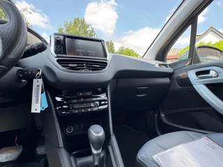 Peugeot 208 Peugeot 208 1.2 PureTech Allure AUTOMAAT / CARPLAY / CRUISE / PDC / BLUETOOTH / ECC / AIRCO / NL AUTO - afbeelding nr 10