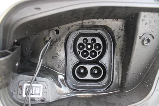 Jeep Avenger Jeep Avenger ALTITUDE 156PK 54 kWh | 3-FASE | ELEKTRISCH BEDIENBARE ACHTERKLEP | ACHTERUITRIJ CAMERA | NAVIGATIE | DRAADLOZE APPLE CARPLAY/ANDROID AUTO | ALL SEASON BANDEN | LICHTMETALEN VELGEN 17