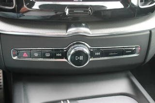 Volvo XC60 Volvo XC60 T6 Recharge AWD R-Design | Panoramadak | Parkeercamera | HUD | Pilot Assist | BLIS | Stoelverwarming | Trekhaak | Glossy Black | Keyless - afbeelding nr 36