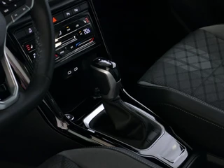 Volkswagen T-Roc Volkswagen T-Roc 1.5 TSI 150PK R-LINE EVO IQ LIGHT ALCANTARA ELEK.KLEP CARPLAY STOEL/STUUR VERW. 18