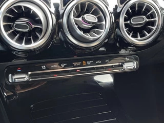 Mercedes-Benz A-Klasse Mercedes-Benz A-Klasse 180 Luxury Line | Facelift | Pano | Ambiente | Camera | CarPlay | LED | Keyless | DAB+ - afbeelding nr 25