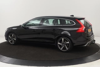 Volvo V60 Volvo V60 2.0 T3 R-Design | Dealer onderhouden |  Stoelverwarming | Xenon | Trekhaak | Navigatie | Leder/Alcantara | Parkeerhulp | Bluetooth | Cruise control - afbeelding nr 2