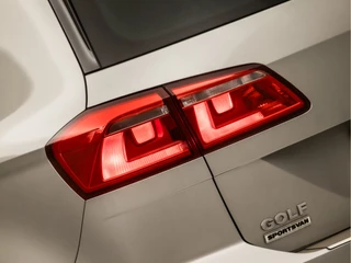 Volkswagen Golf Sportsvan Automaat (NAVIGATIE, CLIMATE, STOELVERWARMING, ADAPTIVE CRUISE, SPORTSTOELEN, PARKEERSENSOREN, GETINT GLAS, LM VELGEN, NIEUWE APK, NIEUWSTAAT) - afbeelding nr 24