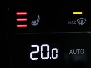 Volkswagen Passat Volkswagen Passat 1.4 TSI GTE | Panoramadak | Stoelverwarming |  Leder/Alcantara | Camera | Carplay | Adaptive cruise | Matrix LED | Massage | Navigatie - afbeelding nr 9