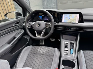 Volkswagen Golf Volkswagen Golf 1.5 eTSI R-Line Automaat | Panoramadak | LED | Black Style | Harman/Kardon HiFi | Achteruitrijcamera | Sfeerverlichting | Trekhaak afneembaar | Adaptieve cruise control | Parkeersensoren voor en achter - afbeelding nr 6