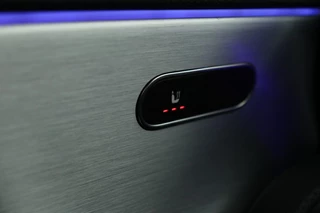 Mercedes-Benz A-Klasse Mercedes-Benz A-klasse 200 AMG | Panoramadak | Carplay |  Stoelverwarming | Keyless | Leder/Alcantara | Camera | Sfeerverlichting | Widescreen | Full LED - afbeelding nr 23