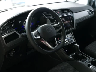 Volkswagen Touran Volkswagen Touran 1.5 TSI 150PK 7P CARPLAY NAVI CAMERA LED ELEK.KLEP VIR.COCKPIT DODE.HOEK DET. STOELVERW KEYLESS 7P 7PERS 11/2024 