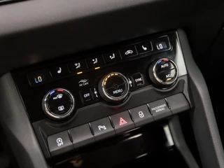 Škoda Karoq Automaat (APPLE CARPLAY, GROOT NAVI, CAMERA, LEDER/ALCANTARA, STOELVERWARMING, SPORTSTOELEN, ADAPTIVE CRUISE, GETINT GLAS, PARKEERSENSOREN, LED KOPLAMPEN, NIEUWE APK, NIEUWSTAAT) - afbeelding nr 9