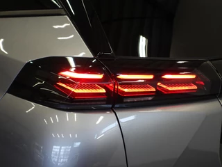 Peugeot 2008 Peugeot 2008 1.2 PureTech 130pk Automaat Allure | Navigatie | Apple Carplay/Android | Auto 360 camera | Parkeersensoren | Blind Spot Assist | Adaptive Cruise Control | Stoelverwarming | Getinte ramen | Climate Control - afbeelding nr 8