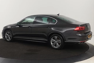 Volkswagen Passat Volkswagen Passat 1.5 TSI R Line | Stoelverwarming | Matrix LED |  Adaptive cruise | Carplay | Leder/Alcantara | Navigatie | Parkeerhulp - afbeelding nr 2