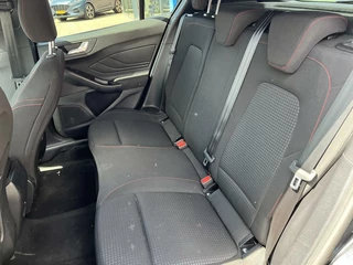 Ford Focus Ford Focus 1.0 EcoBoost Hybrid ST Line 125PK Winterpack Cruise Navi Camera SYNC4 Climate Privacy Glass Parkeersensoren *Sportief* - afbeelding nr 16
