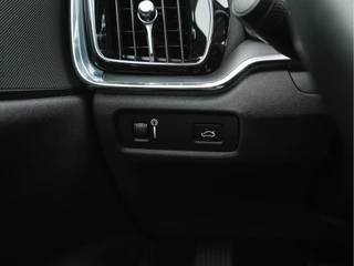 Volvo V60 Volvo V60 2.0 T4 Aut. *FULL-LED | DIGI-COCKPIT | NAVI-FULLMAP | ECC | CRUISE | COMFORT-SEATS | LANE-ASSIST | CARPLAY | 18