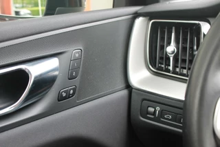 Volvo XC60 Volvo XC60 T6 Recharge AWD R-Design | Panoramadak | Parkeercamera | HUD | Pilot Assist | BLIS | Stoelverwarming | Trekhaak | Glossy Black | Keyless - afbeelding nr 27