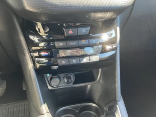 Peugeot 208 Peugeot 208 1.2 PureTech Allure 110 pk | dealer onderhouden | navigatie | trekhaak | climate | apple carplay | parkeersens. - afbeelding nr 32